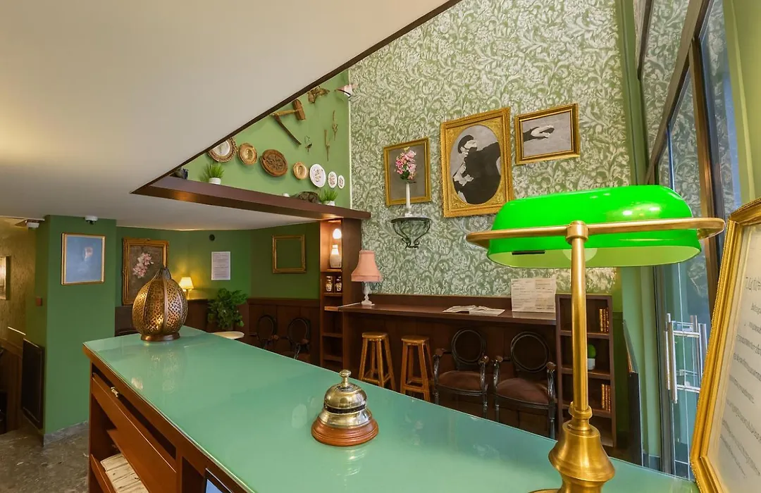 Walled Off Hotel Paris-1